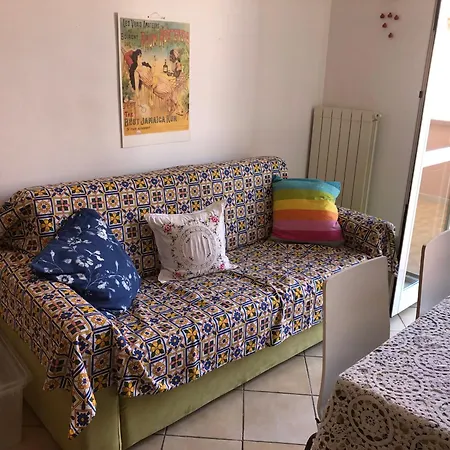 Bilocale Con Ampio Terrazzo アパート